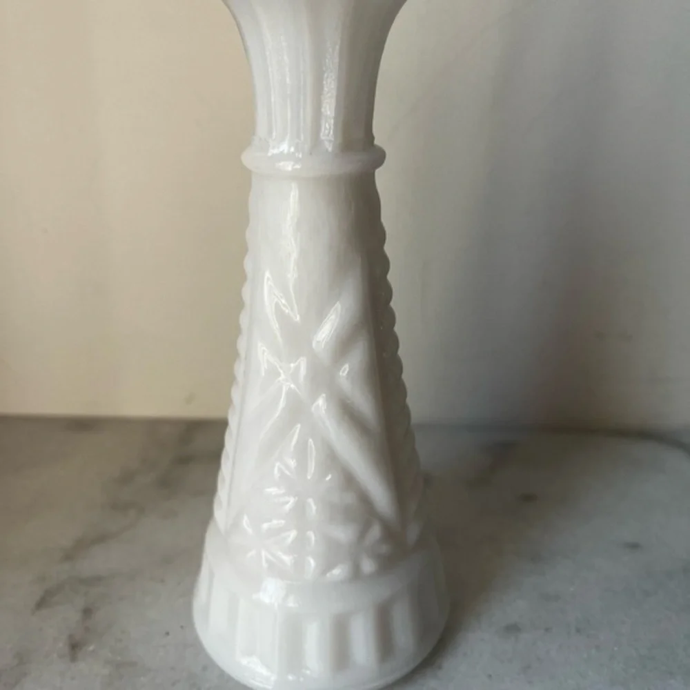 Milk Glass Tapered Bud Vase, Anchor Hocking Stars & Bars Pattern 5.9”..